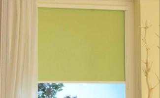 Эстетика и функциональность: как правильно установить рулонные шторы на пластиковые окна без сверления